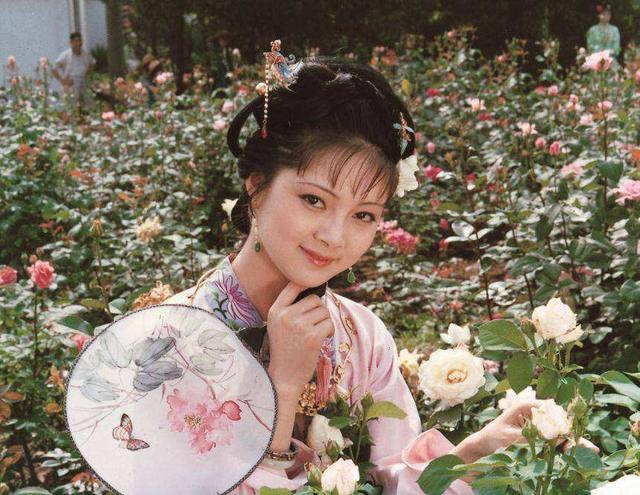 薛宝琴|大观园群芳争艳，为何还安排完美的宝琴出场，曹雪芹：宝琴是镜子