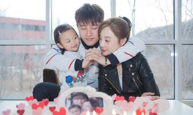 李小璐|李小璐暗指甜馨是累赘？抱怨单身带娃太辛苦，贾乃亮提往事仍心酸