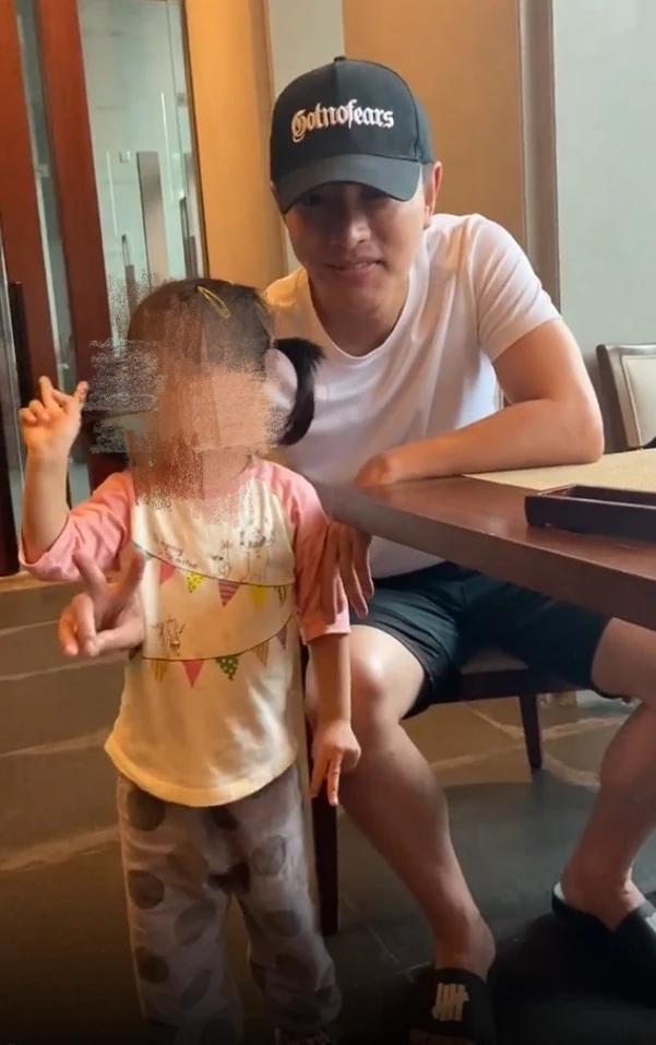 李小璐|李小璐暗指甜馨是累赘？抱怨单身带娃太辛苦，贾乃亮提往事仍心酸