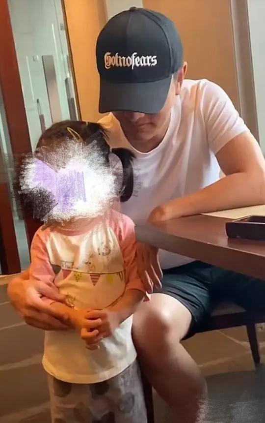 李小璐|李小璐暗指甜馨是累赘？抱怨单身带娃太辛苦，贾乃亮提往事仍心酸