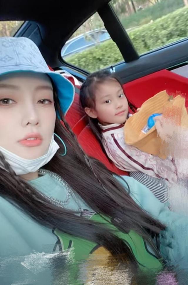 李小璐|李小璐暗指甜馨是累赘？抱怨单身带娃太辛苦，贾乃亮提往事仍心酸