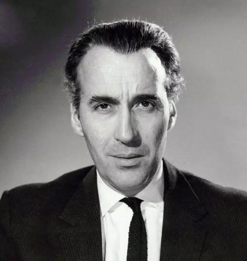 他还在两部前传电影《克隆人的进攻》和《西斯的复仇》中扮演杜库伯爵