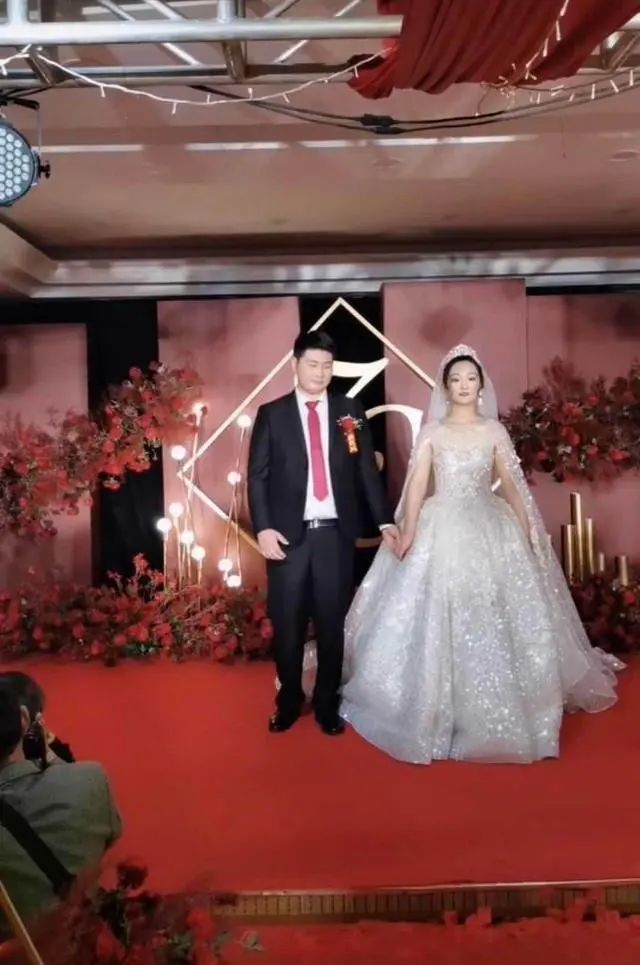 朱之文|大衣哥儿媳貌美又勤劳，新婚3天不去度蜜月，下地陪公婆学种菜