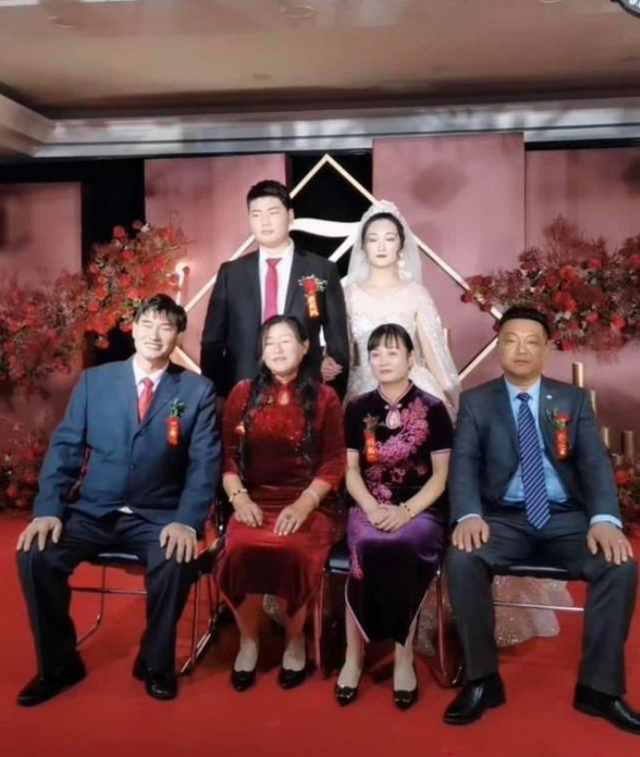 朱之文|大衣哥儿媳貌美又勤劳，新婚3天不去度蜜月，下地陪公婆学种菜