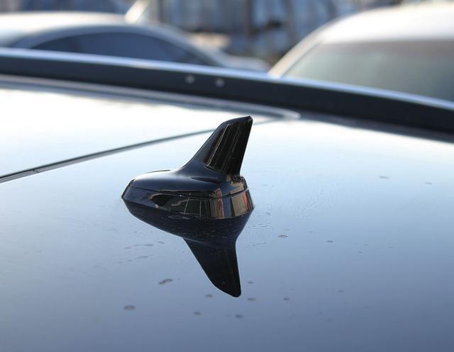 而鲨鱼鳍就是其中的一个设计,它能够减少汽车受到的风阻,以此来降低