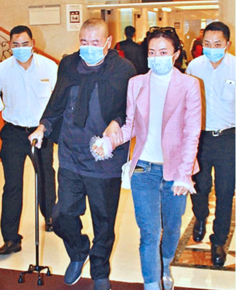 刘銮雄|刘銮雄听老婆甘比的话，卖掉了收藏多年名画家具，套现七亿现金