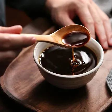 "膏《正韵》译为"泽,含滋润,补养之意,故老百姓俗称膏滋药.