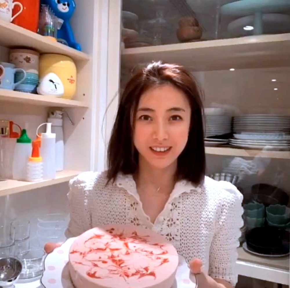 刘銮雄|刘銮雄听老婆甘比的话，卖掉了收藏多年名画家具，套现七亿现金