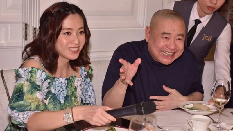 刘銮雄|刘銮雄听老婆甘比的话，卖掉了收藏多年名画家具，套现七亿现金