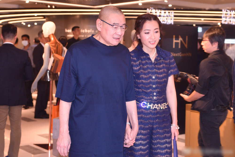 刘銮雄|刘銮雄听老婆甘比的话，卖掉了收藏多年名画家具，套现七亿现金