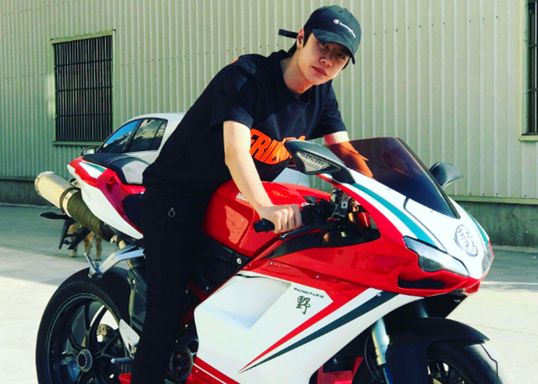 23岁王一博摔车了职业摩托车手身份曝光隶属雅马哈车队编号85