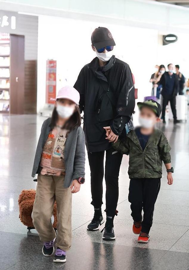梅婷|梅婷一家四口罕合体！夫妻二人和儿子手牵手，7岁女儿独自拉行李