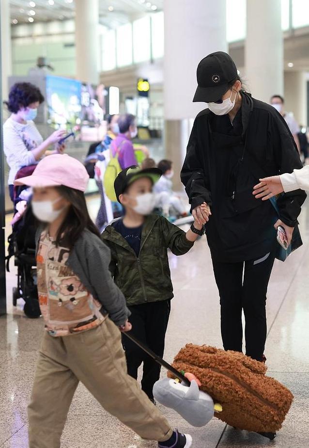 梅婷|梅婷一家四口罕合体！夫妻二人和儿子手牵手，7岁女儿独自拉行李
