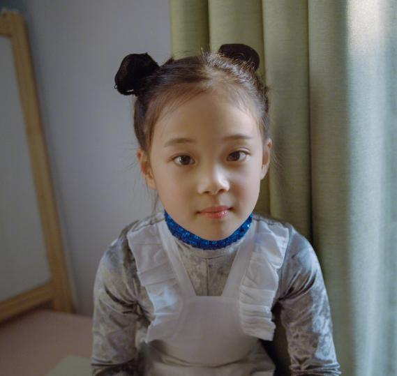 梅婷|梅婷一家四口罕合体！夫妻二人和儿子手牵手，7岁女儿独自拉行李