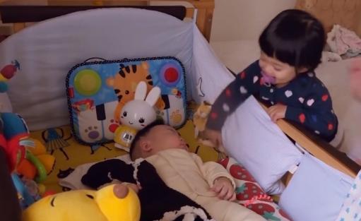 梅婷|梅婷一家四口罕合体！夫妻二人和儿子手牵手，7岁女儿独自拉行李