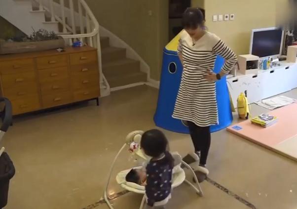 梅婷|梅婷一家四口罕合体！夫妻二人和儿子手牵手，7岁女儿独自拉行李