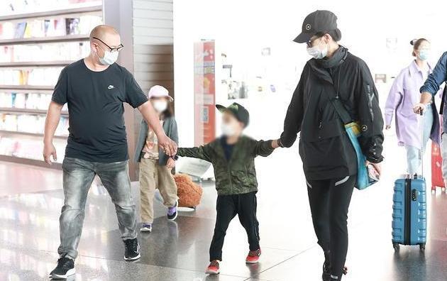 梅婷|梅婷一家四口罕合体！夫妻二人和儿子手牵手，7岁女儿独自拉行李