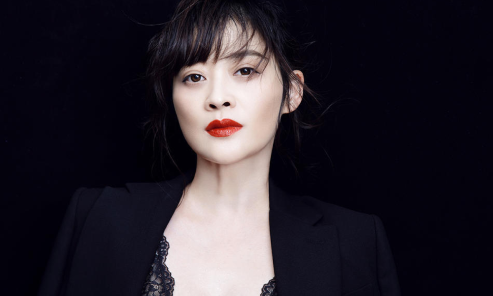 梅婷|梅婷一家四口罕合体！夫妻二人和儿子手牵手，7岁女儿独自拉行李