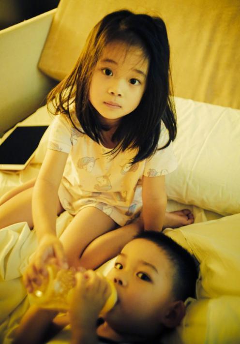 梅婷|梅婷一家四口罕合体！夫妻二人和儿子手牵手，7岁女儿独自拉行李