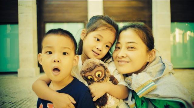 梅婷|梅婷一家四口罕合体！夫妻二人和儿子手牵手，7岁女儿独自拉行李