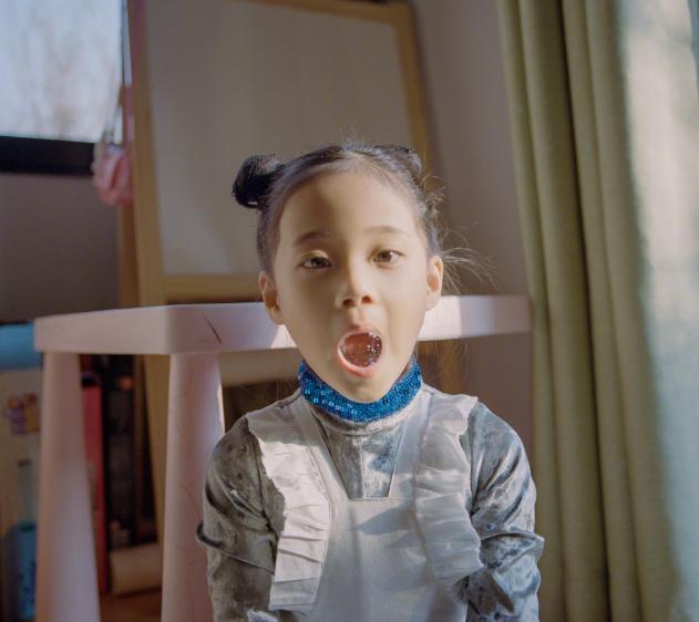 梅婷|梅婷一家四口罕合体！夫妻二人和儿子手牵手，7岁女儿独自拉行李