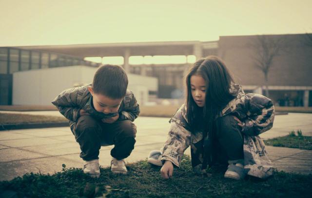 梅婷|梅婷一家四口罕合体！夫妻二人和儿子手牵手，7岁女儿独自拉行李