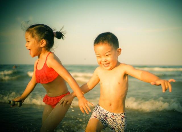 梅婷|梅婷一家四口罕合体！夫妻二人和儿子手牵手，7岁女儿独自拉行李