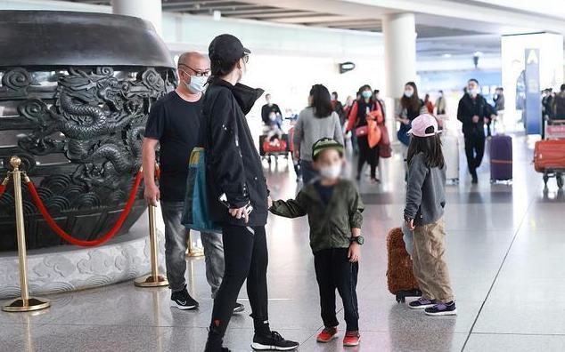 梅婷|梅婷一家四口罕合体！夫妻二人和儿子手牵手，7岁女儿独自拉行李