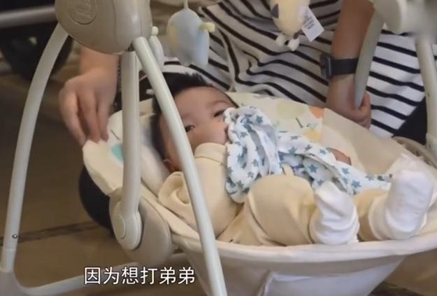 梅婷|梅婷一家四口罕合体！夫妻二人和儿子手牵手，7岁女儿独自拉行李