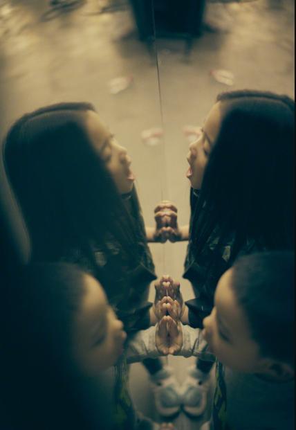 梅婷|梅婷一家四口罕合体！夫妻二人和儿子手牵手，7岁女儿独自拉行李