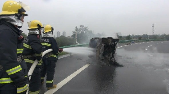 泾阳:一车辆高速路起火 司机不知去向