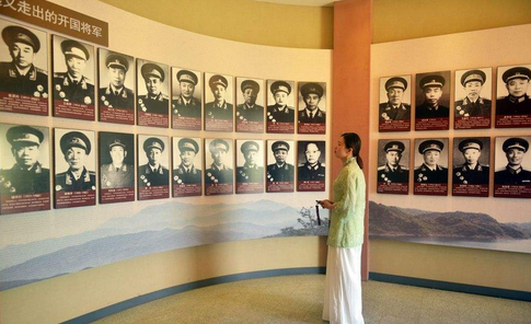 正在赵保原和李发聊天的时候,我方趁机绕到赵保原