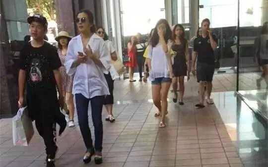 赵薇|赵薇继子黄小宝恋情曝光，女友长相甜美，亲昵称呼男友小王子