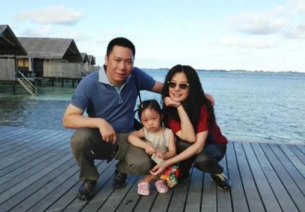 赵薇|赵薇继子黄小宝恋情曝光，女友长相甜美，亲昵称呼男友小王子