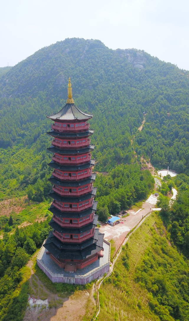 主峰屬崇義縣思順鄉,距崇義縣城45公里.