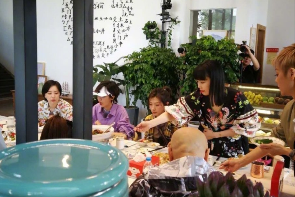 乘风破浪的姐姐|“浪姐”团综开录，宁静和黄龄同框无芥蒂，万茜一直站在最边缘