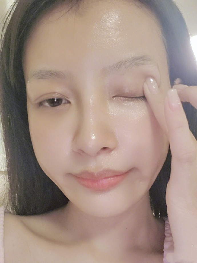 孙怡|孙怡晒怼脸素颜娇嫩皮肤惹人羡，自曝在澡堂光不出溜被认出超尴尬