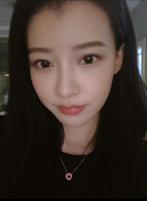 孙怡晒怼脸素颜娇嫩皮肤惹人羡自曝在澡堂光不出溜被认出超尴尬