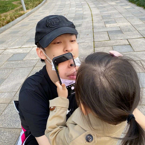 孙怡|孙怡晒怼脸素颜娇嫩皮肤惹人羡，自曝在澡堂光不出溜被认出超尴尬