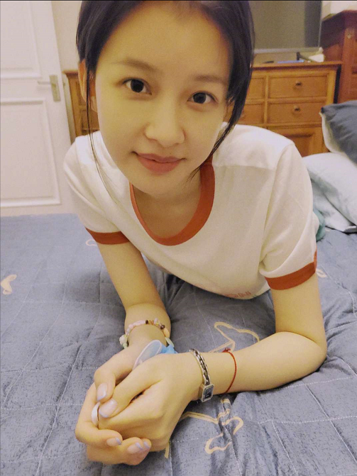 孙怡|孙怡晒怼脸素颜娇嫩皮肤惹人羡，自曝在澡堂光不出溜被认出超尴尬