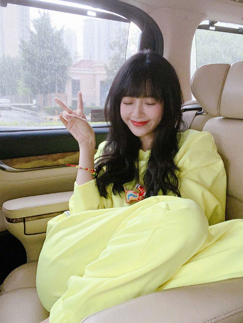 孙怡|孙怡晒怼脸素颜娇嫩皮肤惹人羡，自曝在澡堂光不出溜被认出超尴尬