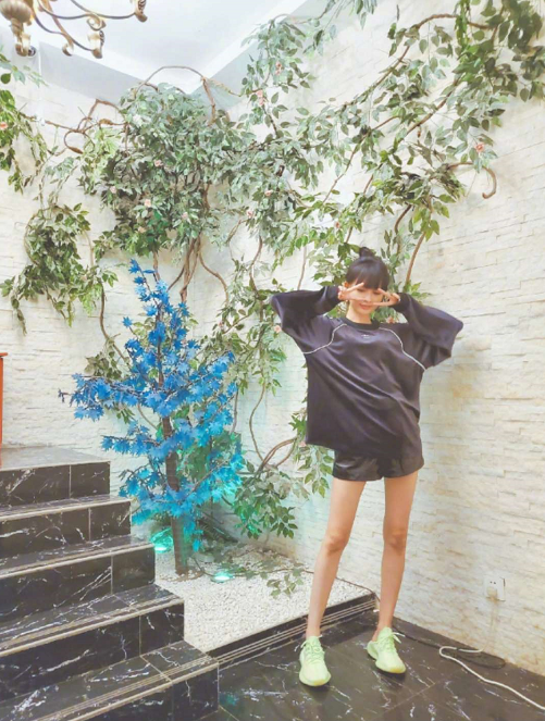 孙怡|孙怡晒怼脸素颜娇嫩皮肤惹人羡，自曝在澡堂光不出溜被认出超尴尬