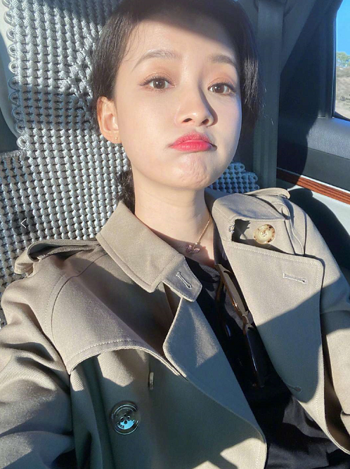 孙怡|孙怡晒怼脸素颜娇嫩皮肤惹人羡，自曝在澡堂光不出溜被认出超尴尬