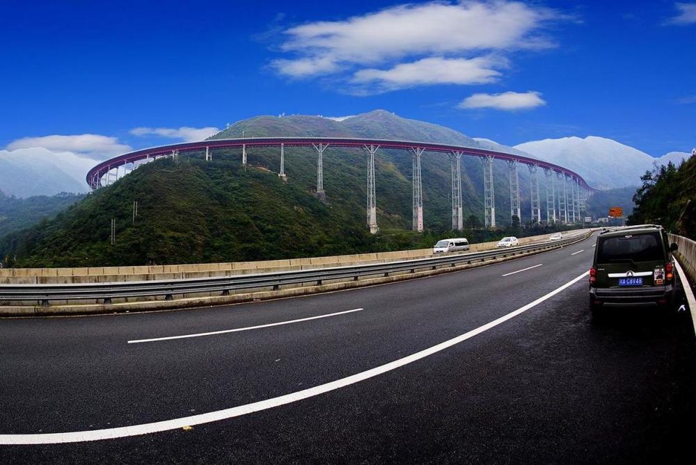 雅西高速公路|为什么位于四川省西部的雅西高速公路，要在原地绕圈圈呢？