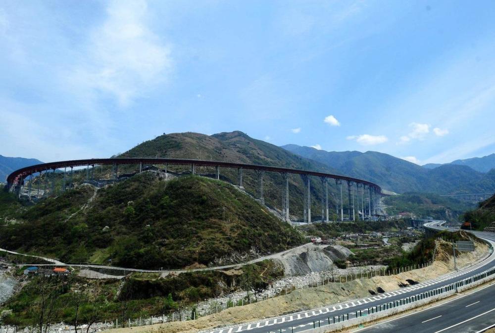 雅西高速公路|为什么位于四川省西部的雅西高速公路，要在原地绕圈圈呢？