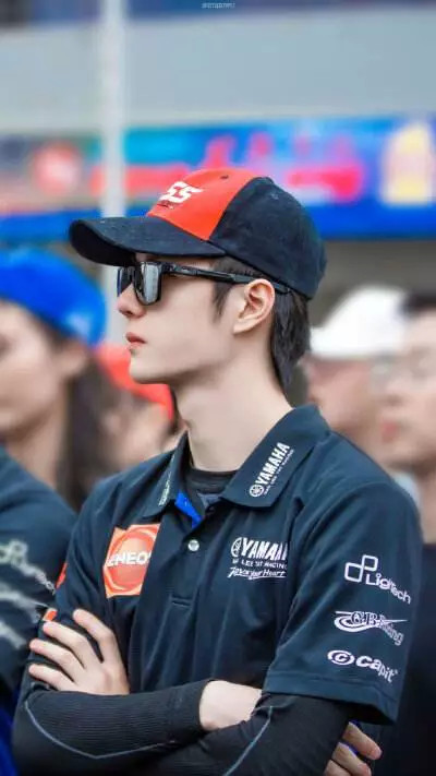 王一博|王一博疑似被故意带摔车错失亚军，好兄弟尹正愤怒发文：你们在欢呼什么