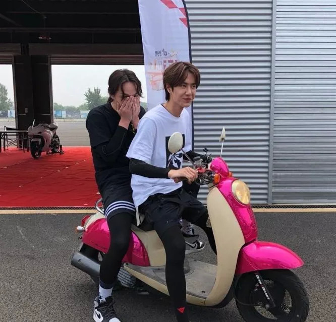 王一博|王一博疑似被故意带摔车错失亚军，好兄弟尹正愤怒发文：你们在欢呼什么