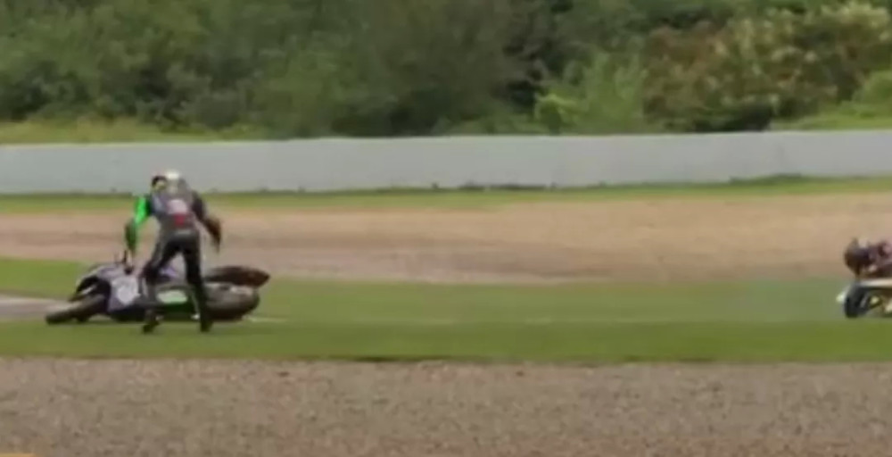 王一博|王一博疑似被故意带摔车错失亚军，好兄弟尹正愤怒发文：你们在欢呼什么