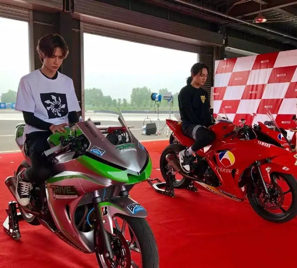 王一博|王一博疑似被故意带摔车错失亚军，好兄弟尹正愤怒发文：你们在欢呼什么