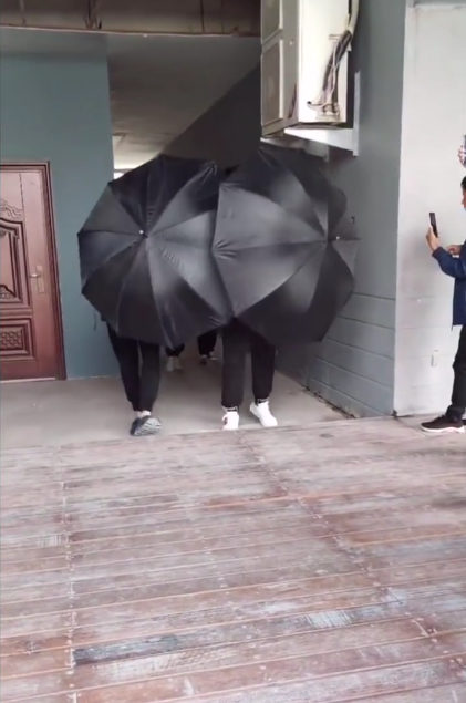 鞠婧祎|鞠婧祎出行三把黑伞开路，保镖呵斥路人让开，粉丝澄清怕造型泄露